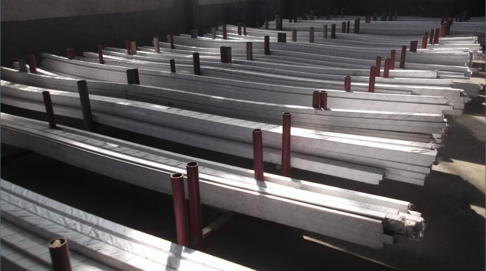 Extruded aluminum row bus bar used for expansion joint
